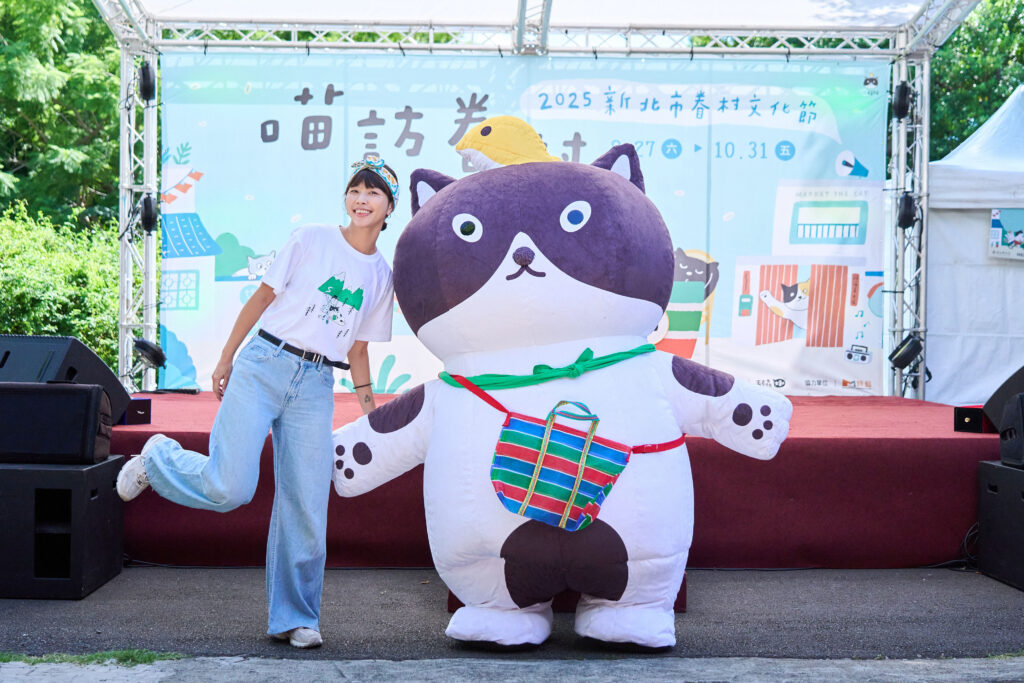2025新北眷村文化節 × 阿喵菜市場 打造最萌眷村登場! 2 圖:插畫家阿喵和大型人偶一起出席活動