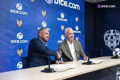 D1CE.COM 執行長(左)和 Levante UD. 主席 Pablo Sánchez(右) D1CE.COM 執行長(左)和 Levante UD. 主席 Pablo Sánchez(右)