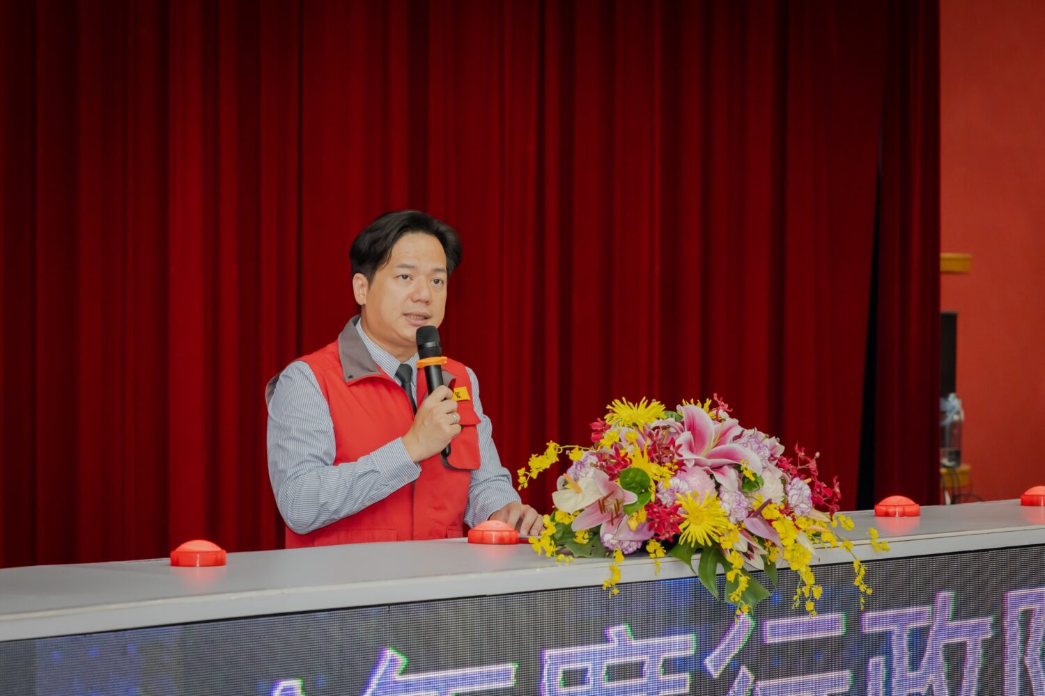 新竹市代理市長邱臣遠於訪評現場致詞，表示市府持續精進智慧防汛系統與跨域防災合作，打造「安居科技城、幸福真永遠」願景。（圖/記者張家燁翻攝）