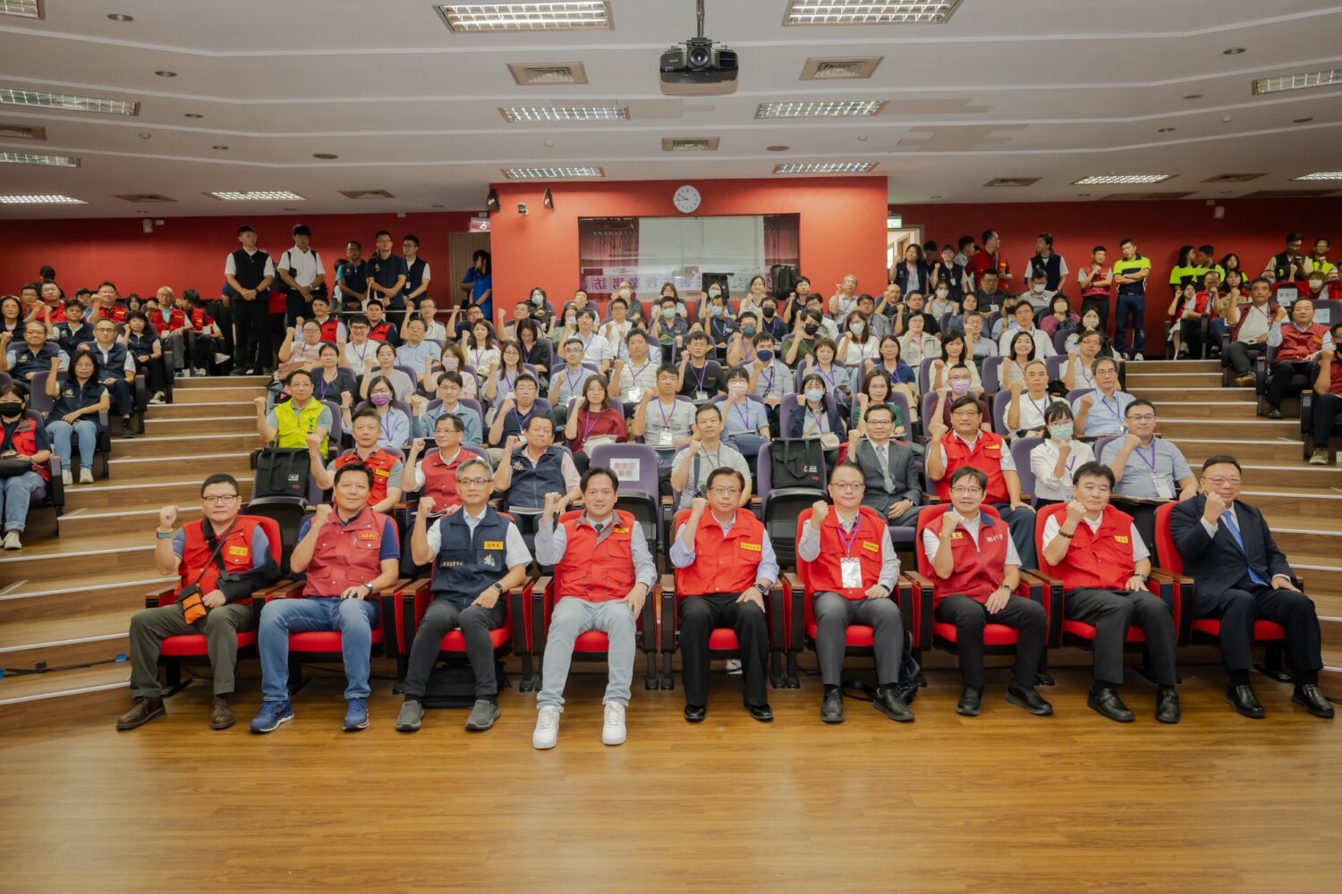 行政院災防訪評新竹場於中華大學舉行，中央部會、各縣市代表及竹市團隊合影，展現中央地方攜手強化防救災能量的決心。（圖/記者張家燁翻攝）