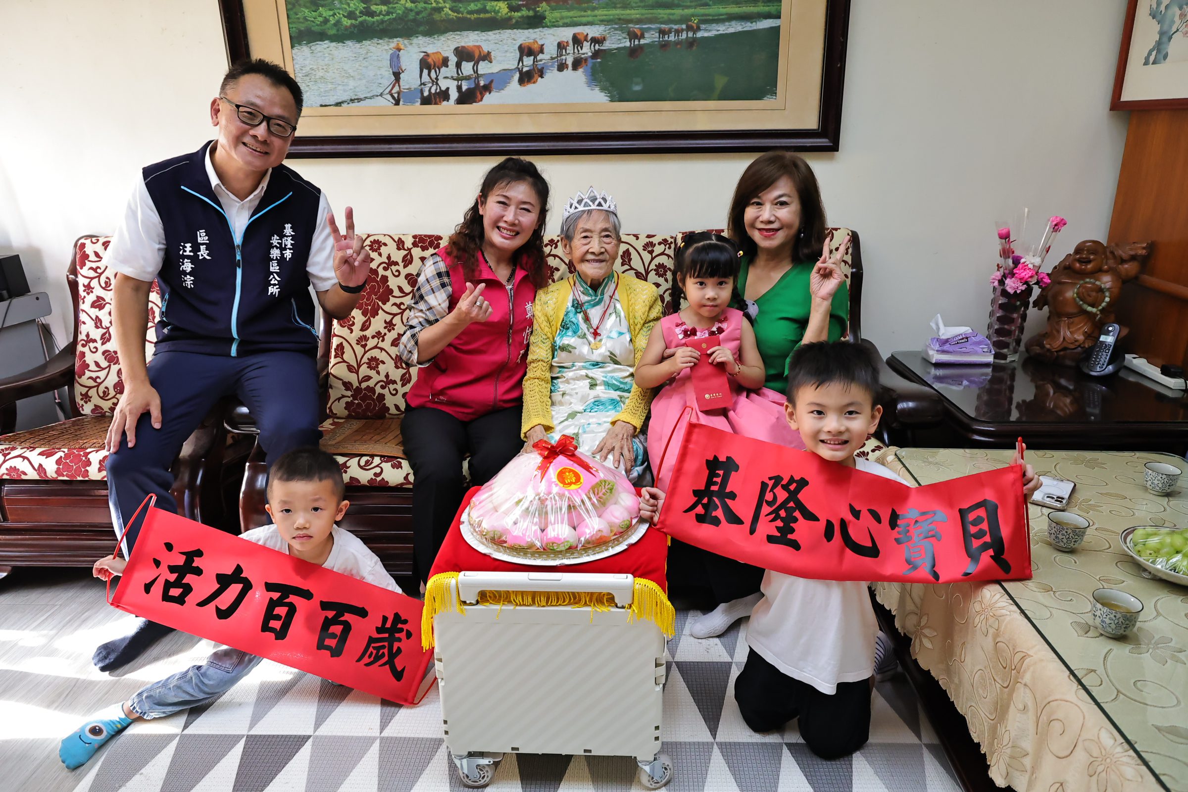 重陽敬老傳遞溫情 邱佩琳親送祝福探視3位百歲人瑞 | 索引新聞 INDEX News 重陽敬老傳遞溫情 邱佩琳親送祝福探視3位百歲人瑞 | 索引新聞 INDEX News