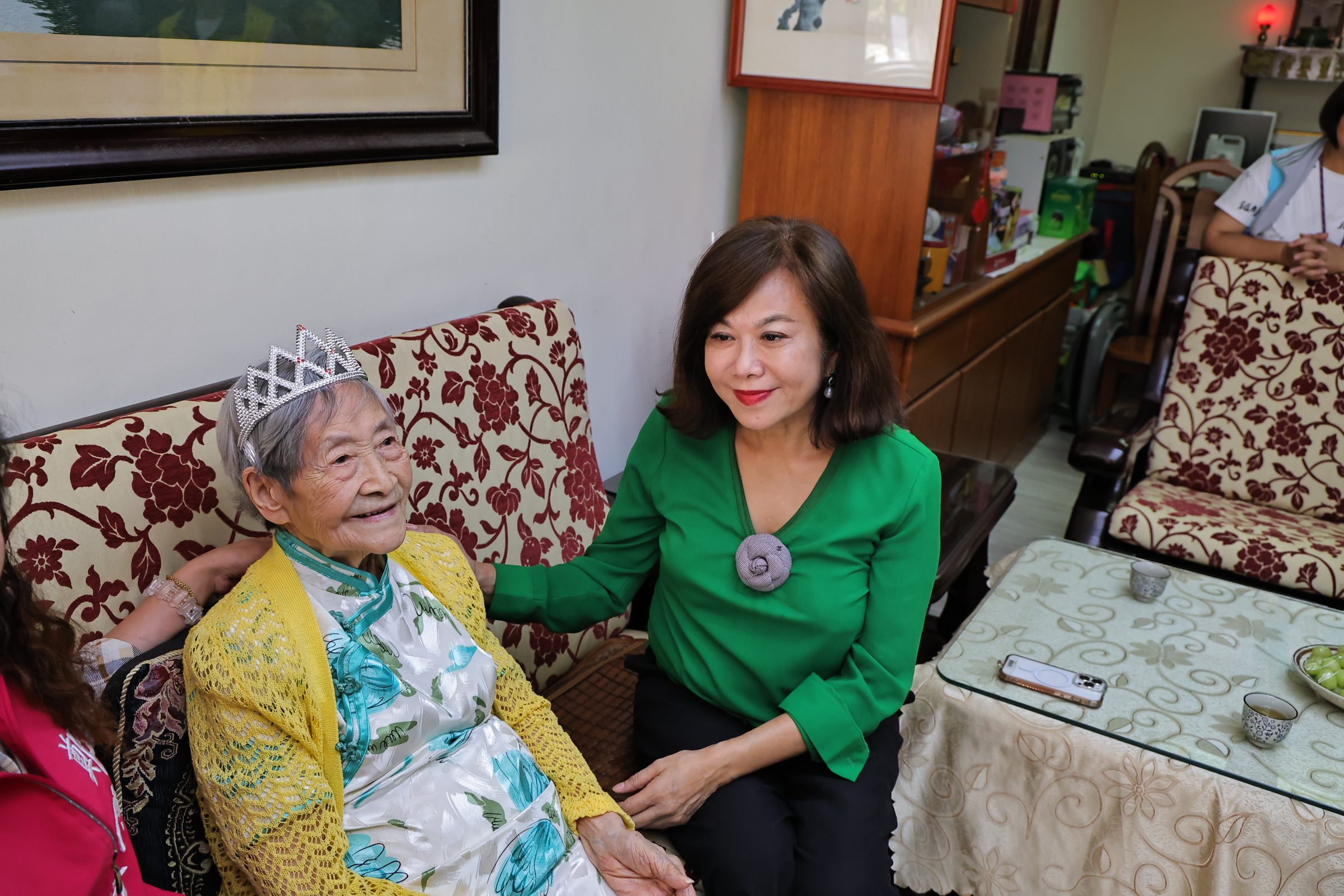 重陽敬老傳遞溫情 邱佩琳親送祝福探視3位百歲人瑞 | 索引新聞 INDEX News 重陽敬老傳遞溫情 邱佩琳親送祝福探視3位百歲人瑞 | 索引新聞 INDEX News