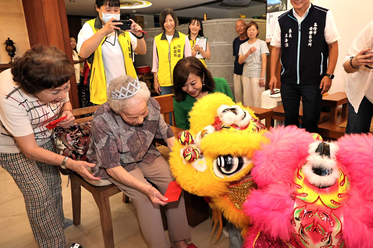 重陽敬老傳遞溫情 邱佩琳親送祝福探視3位百歲人瑞 | 索引新聞 INDEX News 重陽敬老傳遞溫情 邱佩琳親送祝福探視3位百歲人瑞 | 索引新聞 INDEX News