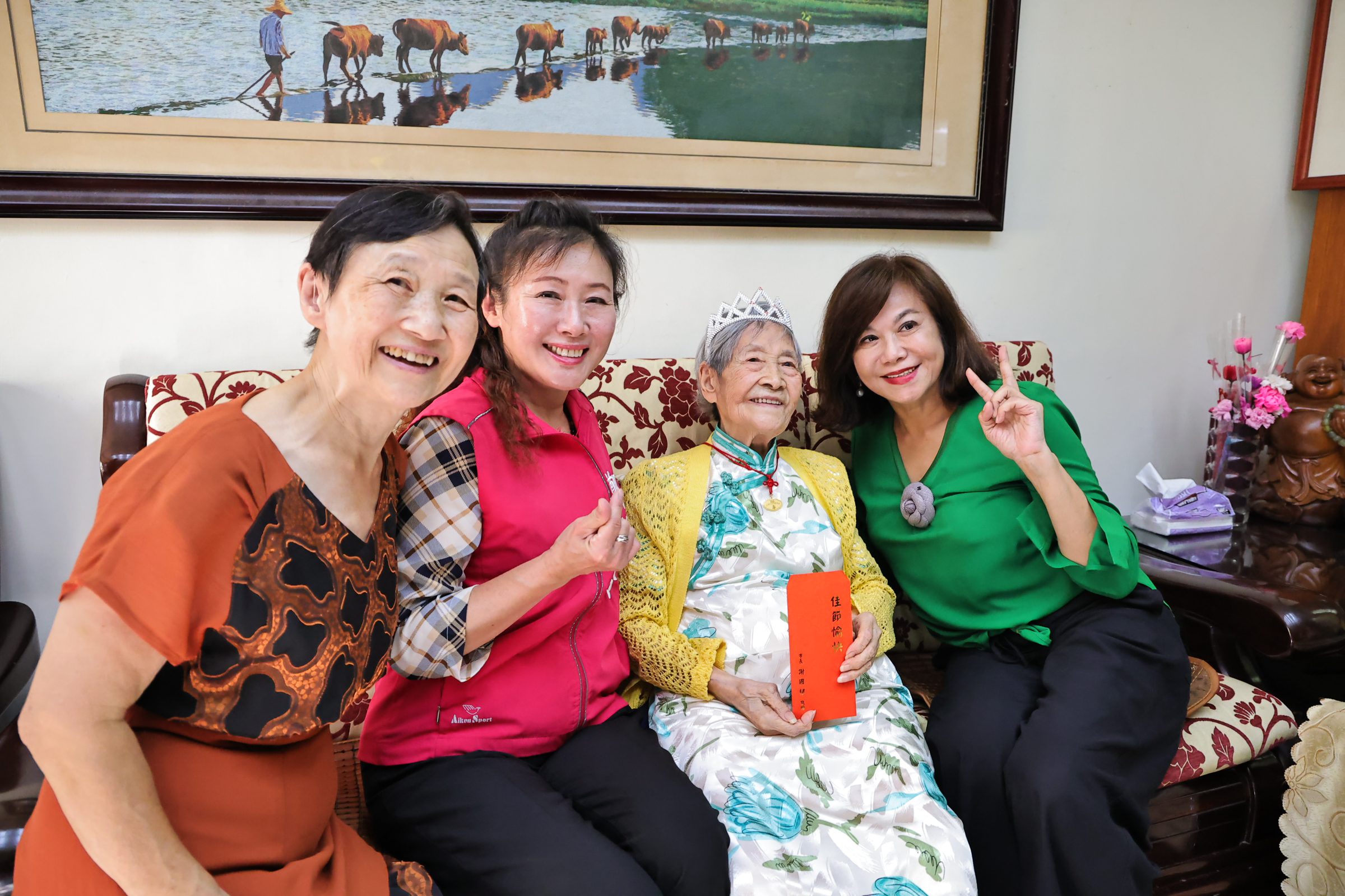 重陽敬老傳遞溫情 邱佩琳親送祝福探視3位百歲人瑞 | 索引新聞 INDEX News 重陽敬老傳遞溫情 邱佩琳親送祝福探視3位百歲人瑞 | 索引新聞 INDEX News