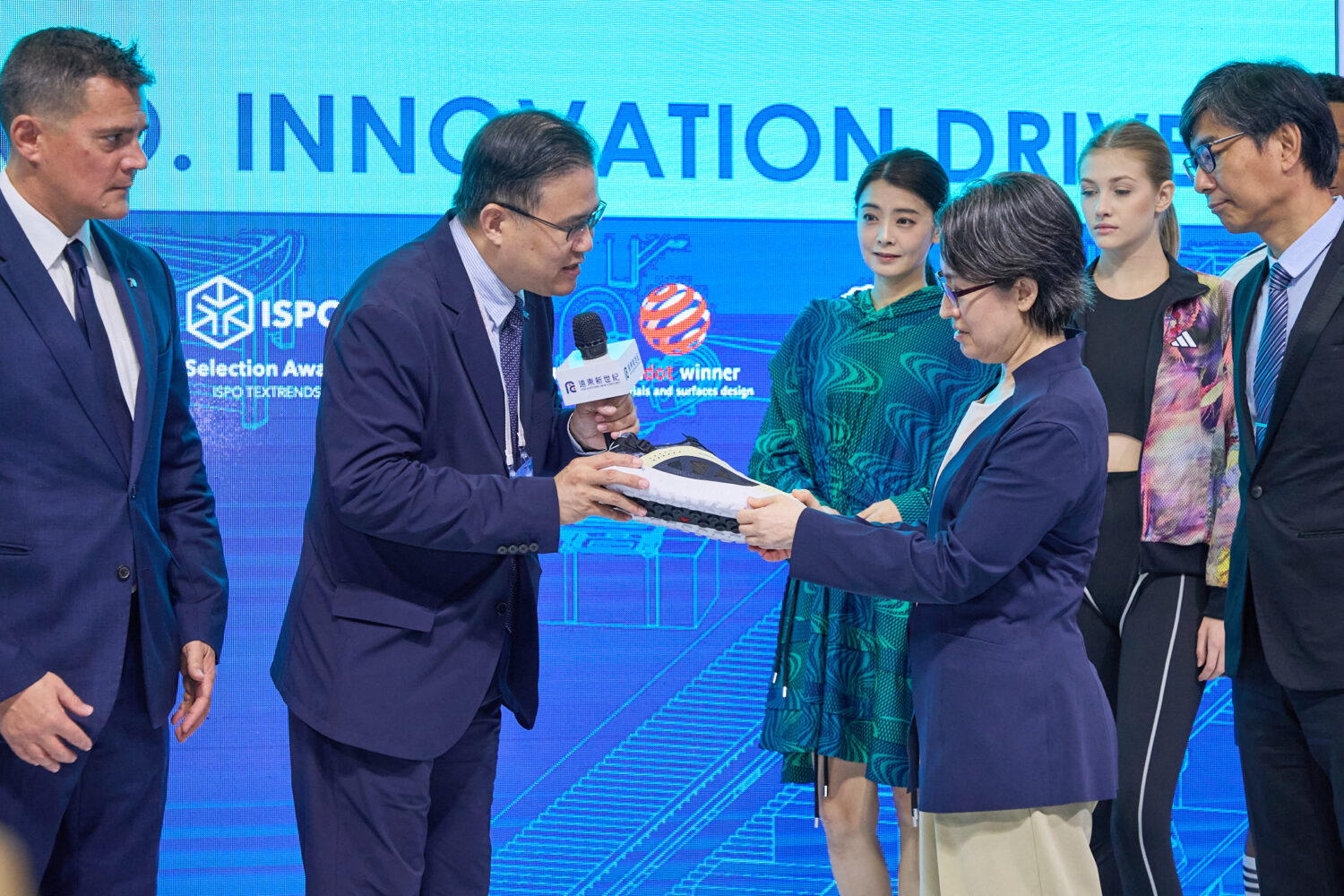 遠東新世紀以AI創新驅動永續 ! 榮獲國際大獎引領紡織新時代 | 索引新聞 INDEX News 副總統蕭美琴(右三)參觀遠東新世紀展區,由副總經理黃全億(左二)介紹rTPEE Innovation溯溪鞋。(圖/業者 提供)