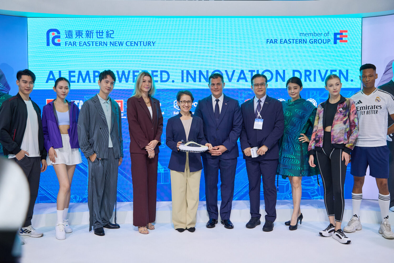 遠東新世紀以AI創新驅動永續 ! 榮獲國際大獎引領紡織新時代 | 索引新聞 INDEX News 2025TITAS台北紡織展開幕首日,副總統蕭美琴(左五)蒞臨遠東新世紀展區,與遠東集團創新長徐國安(右五)、企業創投DRIVE Catalyst總經理徐佳莉(左四)、遠東新長纖群貿易部副總黃全億(右四),及模特兒合影。(圖/業者 提供)