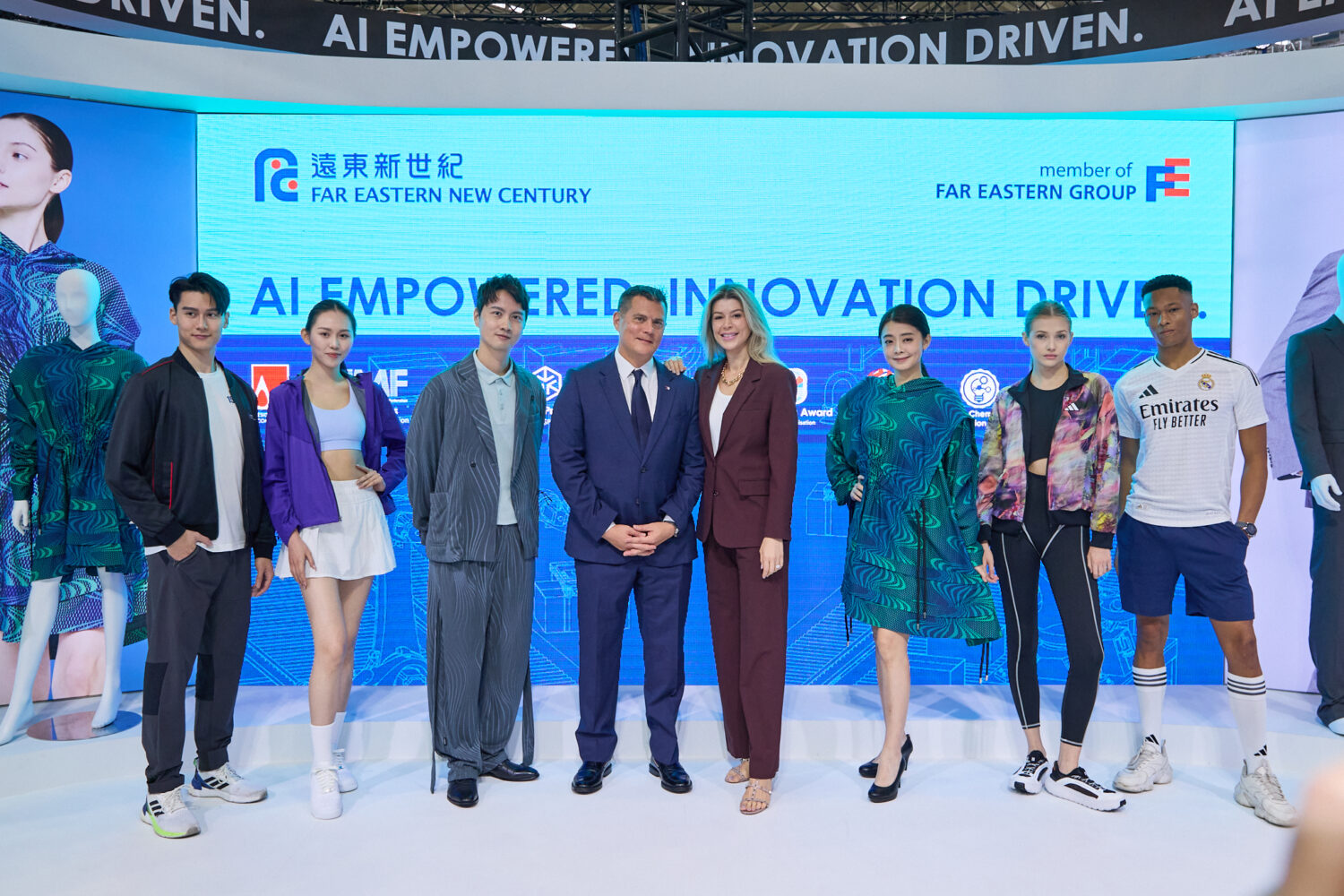 遠東新世紀以AI創新驅動永續 ! 榮獲國際大獎引領紡織新時代 | 索引新聞 INDEX News 遠東集團創新長徐國安(左四)與DRIVE Catalyst總經理徐佳莉(右四)蒞臨展區,與模特兒合影。(圖/業者 提供)