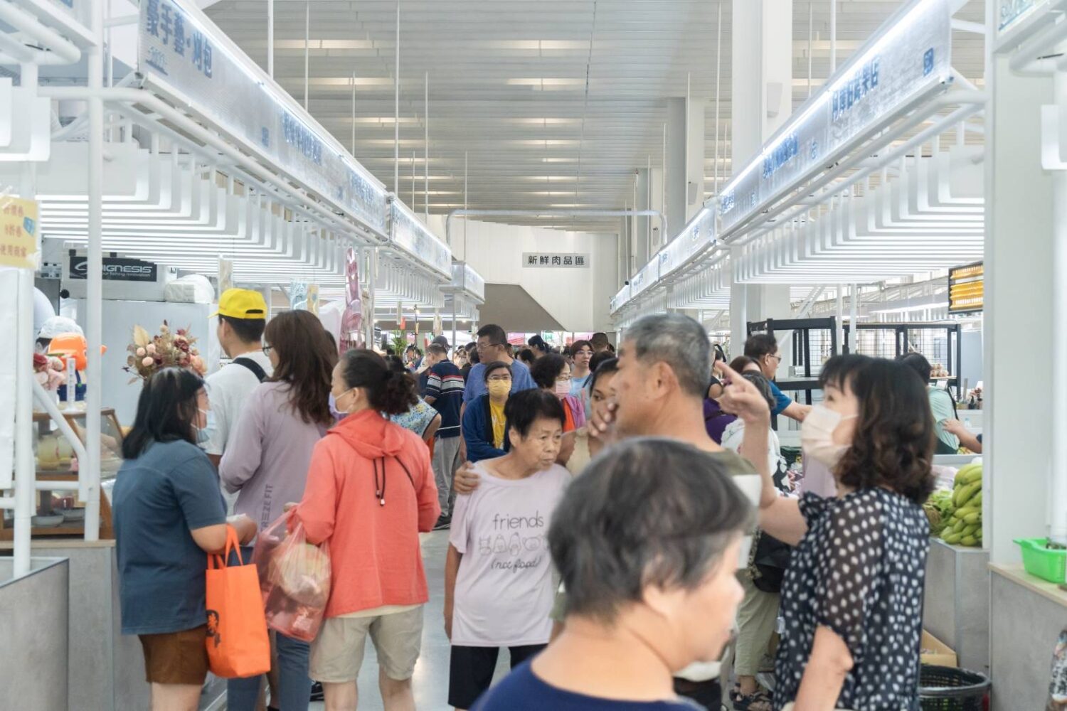 北門市場嶄新亮相開幕 老市場變身新竹市購物新天地 | 索引新聞 INDEX News 全新開幕的北門市場吸引民眾熱鬧人潮踴躍。(圖/記者黃溎芬翻攝)