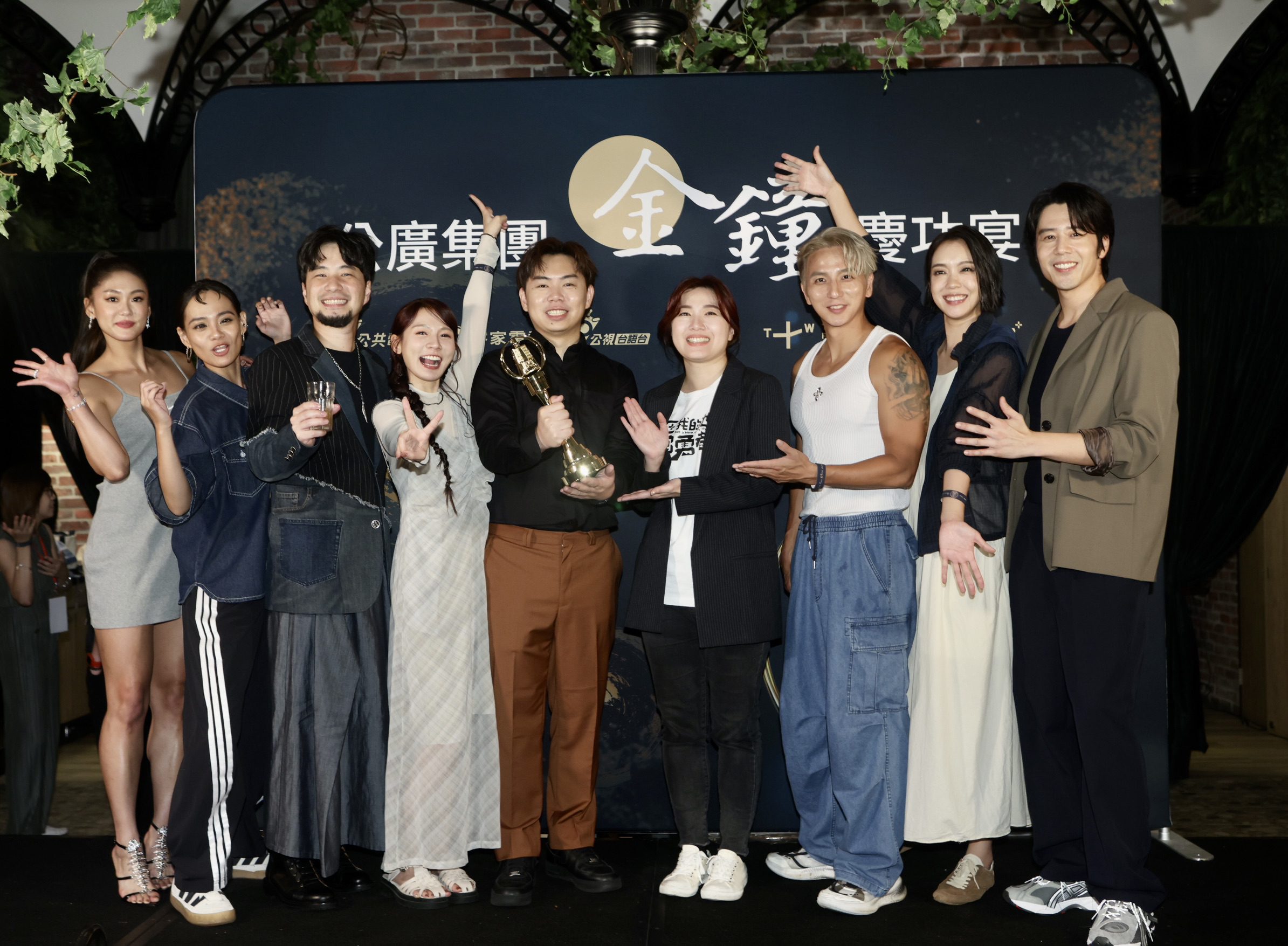 金鐘60電視節目類頒獎結果出爐 公廣集團榮獲10金 不在我的世界當勇者 奪最大獎 | 索引新聞 INDEX News 金鐘60電視節目類頒獎結果出爐 公廣集團榮獲10金 不在我的世界當勇者 奪最大獎 | 索引新聞 INDEX News