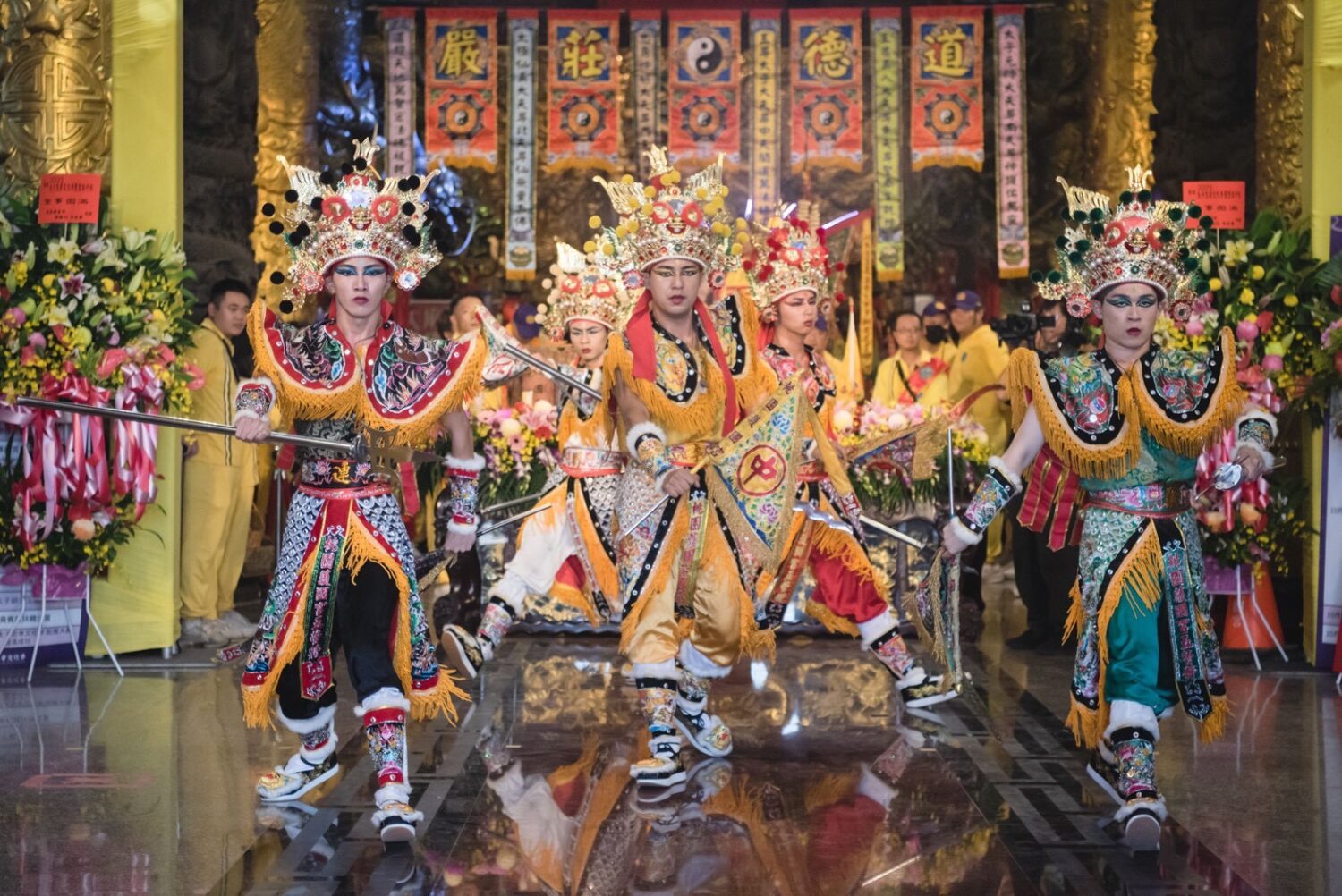 起駕前五營將軍領旨準備出軍，隨行陣頭陣容龐大，璀璨彩煙施放照亮夜空更將起駕氣氛推向高潮。（桃園護國宮 陳乃瑋/攝）