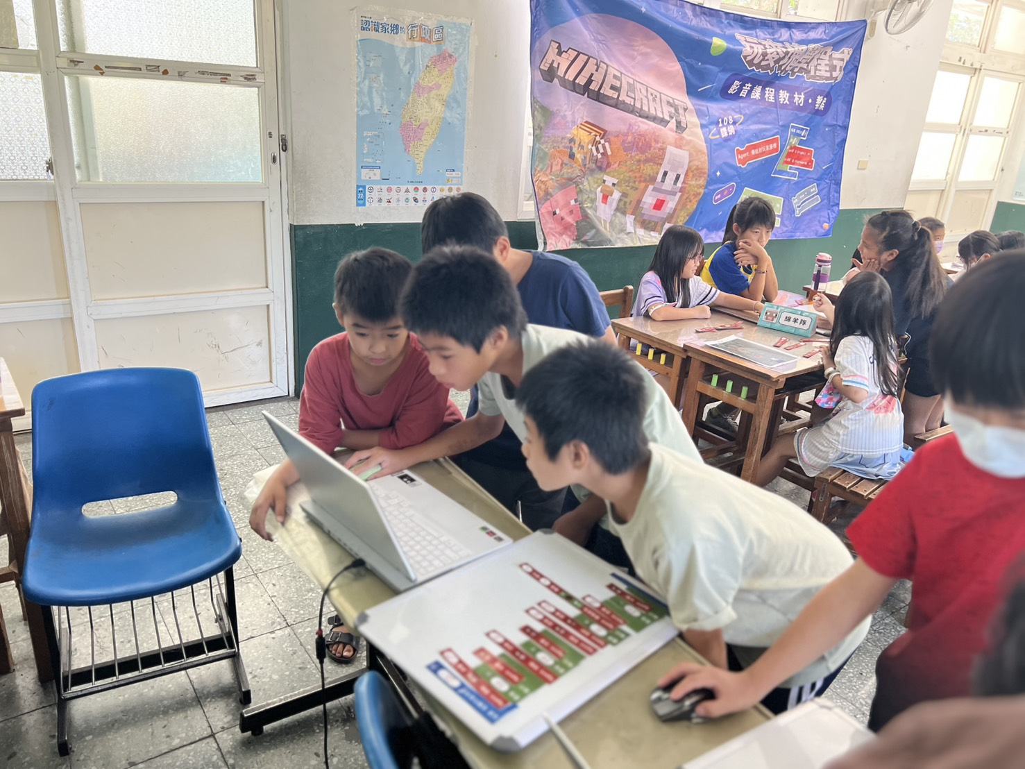 「玩麥塊學程式－國小程式素養巡迴課程」在青埔國小、新街國小、元生國小、 自立國小、龍岡國小、興仁國小、信義國小、普仁國小八個國小舉辦。（圖／中壢家長會長協會提供）