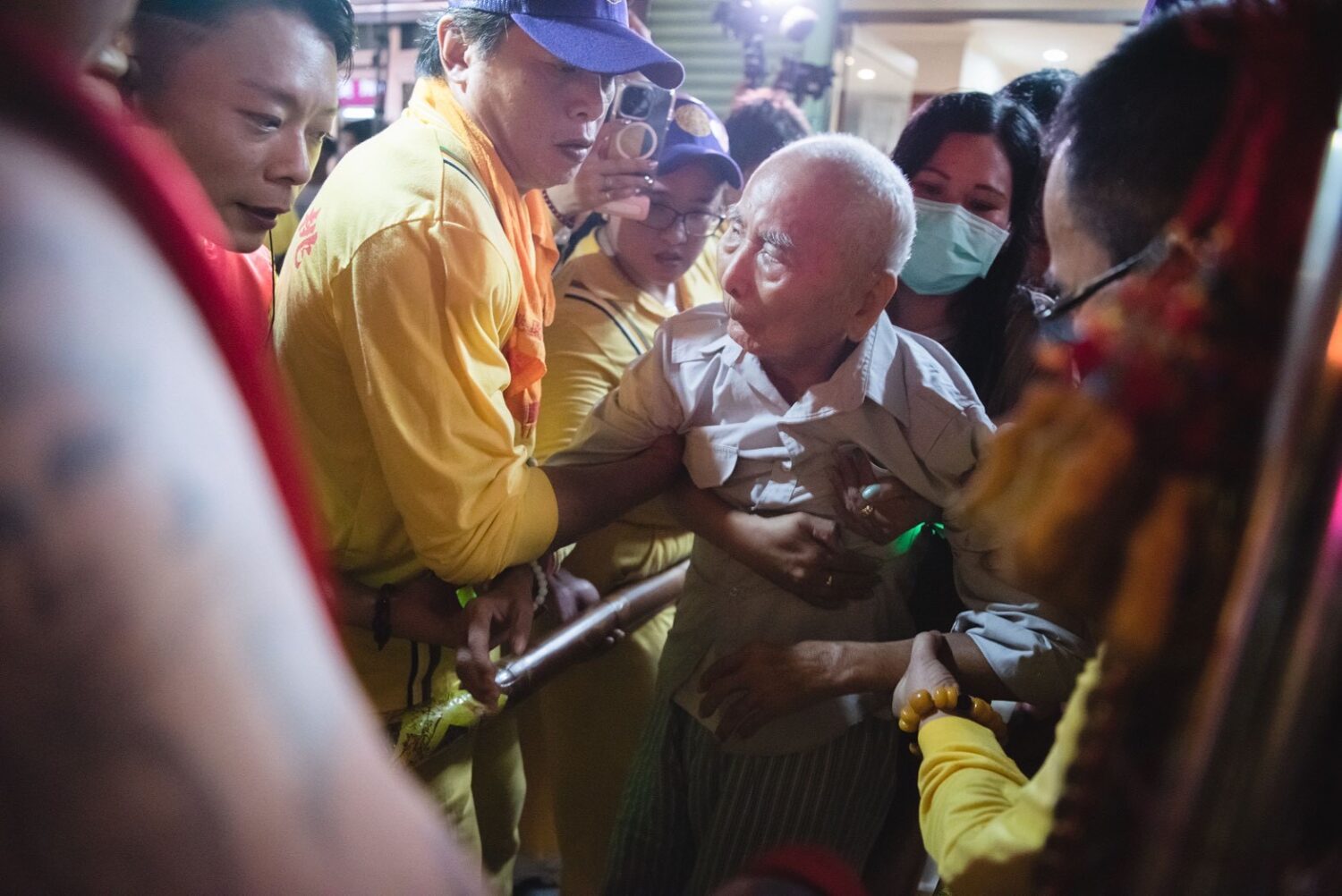 元老級信眾97歲鍾可，堅持要親自起身向太子爺祈福。（圖／桃園護國宮提供）