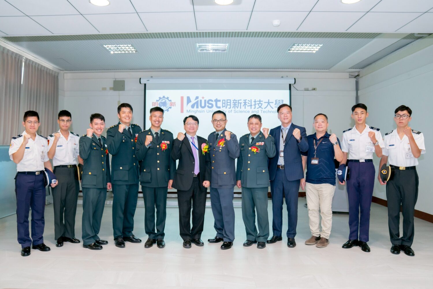 明新科大59週年校慶登峯啟程 呂明峯校長揭示「底氣」關鍵字展現教育自信 | 索引新聞 INDEX News 明新科大推展國軍公餘進修與ROTC招生,為國軍肯定績優學校。左三起為張軒豪中校、潘冠宇上校、史依倫上校、呂明峯校長、張然順上校、陳碩彥上校與ROTC同學合影。(圖/明新科大提供)