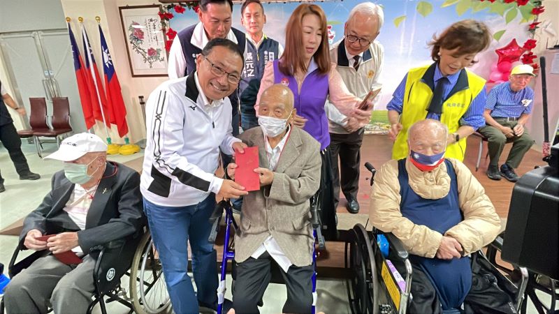 《圖說》侯友宜市長致贈110歲人瑞敬老禮金。〈板橋公所提供〉