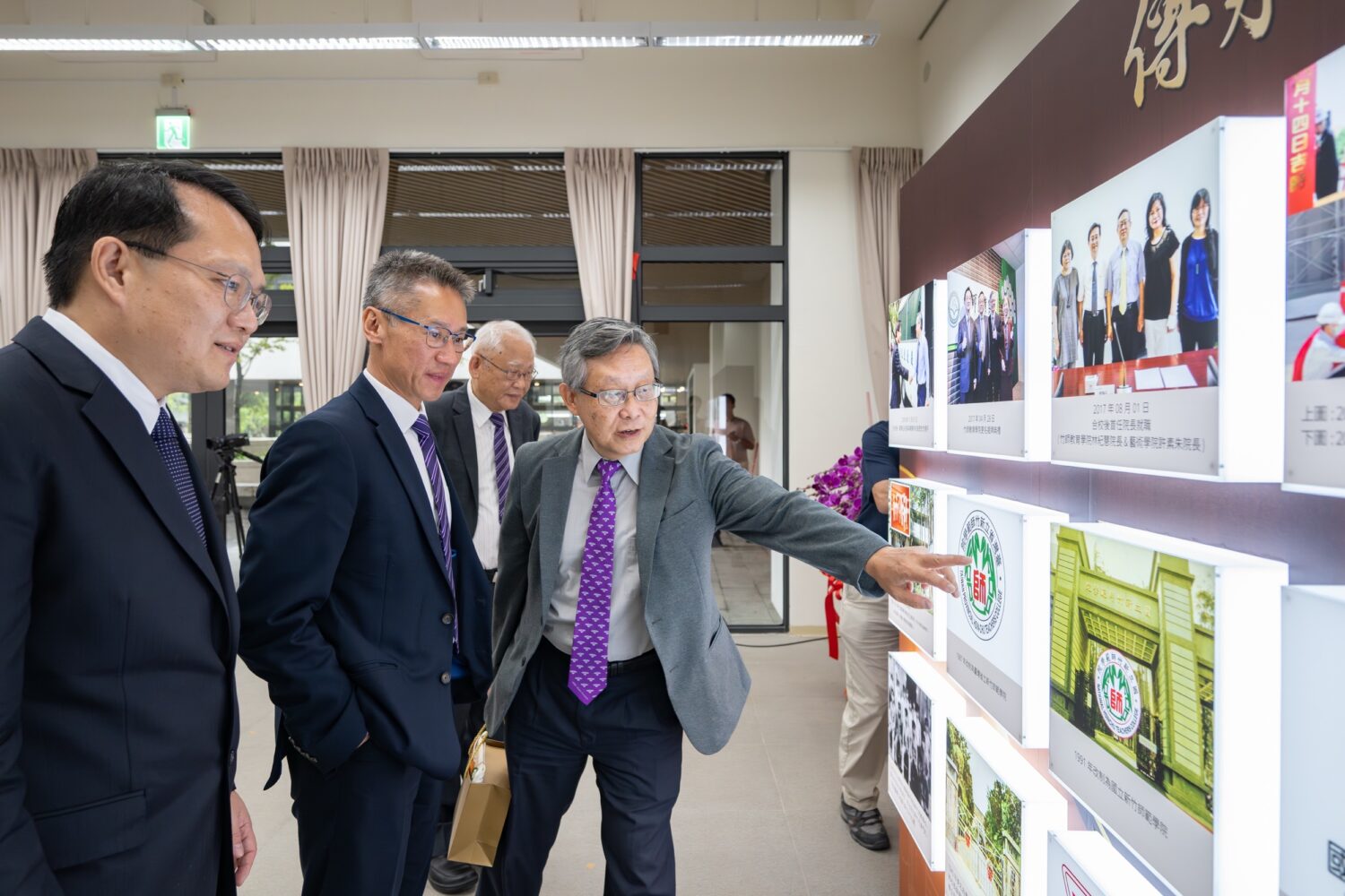 清大高為元校長與貴賓們，觀賞竹師教育學院歷年照片牆。（圖/記者黃溎芬翻攝）