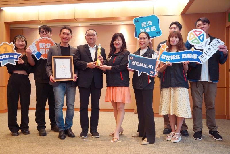 《圖說》經發局長盛筱蓉今日代表於市政會議獻獎，將此份榮耀獻給市府團隊與全體市民。〈經發局提供〉