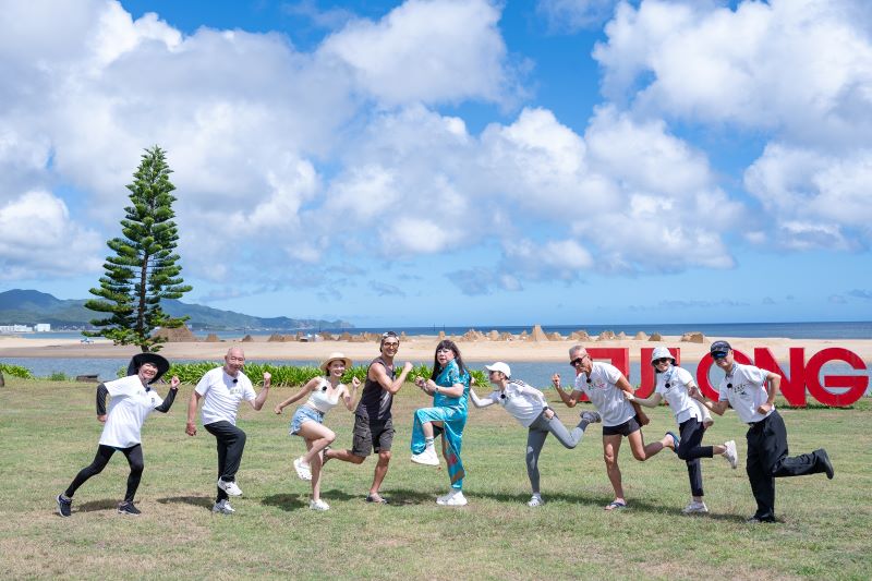 《圖說》「新北高年級生」體力充沛、活力十足,讓藝人都讚嘆。〈社會局提供〉