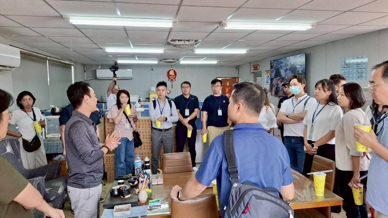 「綠色轉型×永續實踐」新創總會以行動實踐綠色轉型與永續發展 | 索引新聞 INDEX News 新創總會團體會員聯誼會一行走訪展明企業有限公司,由蔡明洲董事長親自接待,帶領會員了解資源循環與廢棄物再利用的永續實踐。(圖/記者林照東攝)