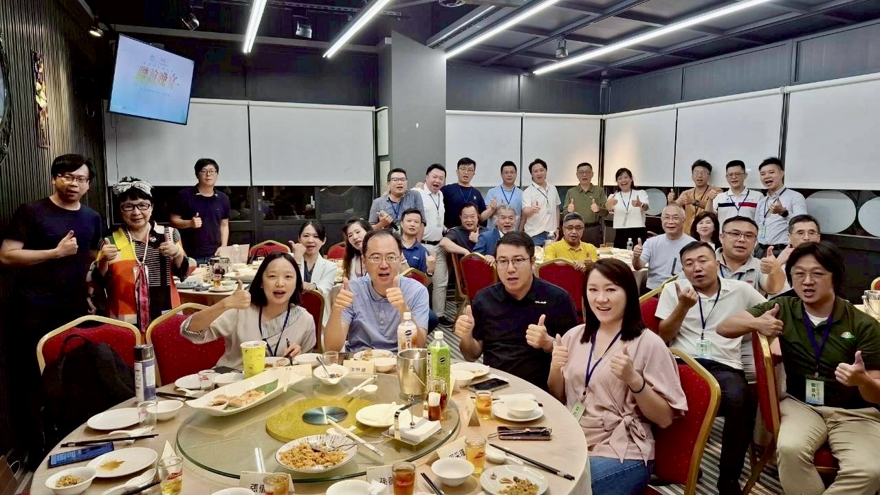 「綠色轉型×永續實踐」新創總會以行動實踐綠色轉型與永續發展 | 索引新聞 INDEX News 活動結束後舉辦中部交流晚宴,會員與歷屆創業楷模熱烈互動,展現新創人一家親的凝聚力與行動力。(圖/記者林照東攝)