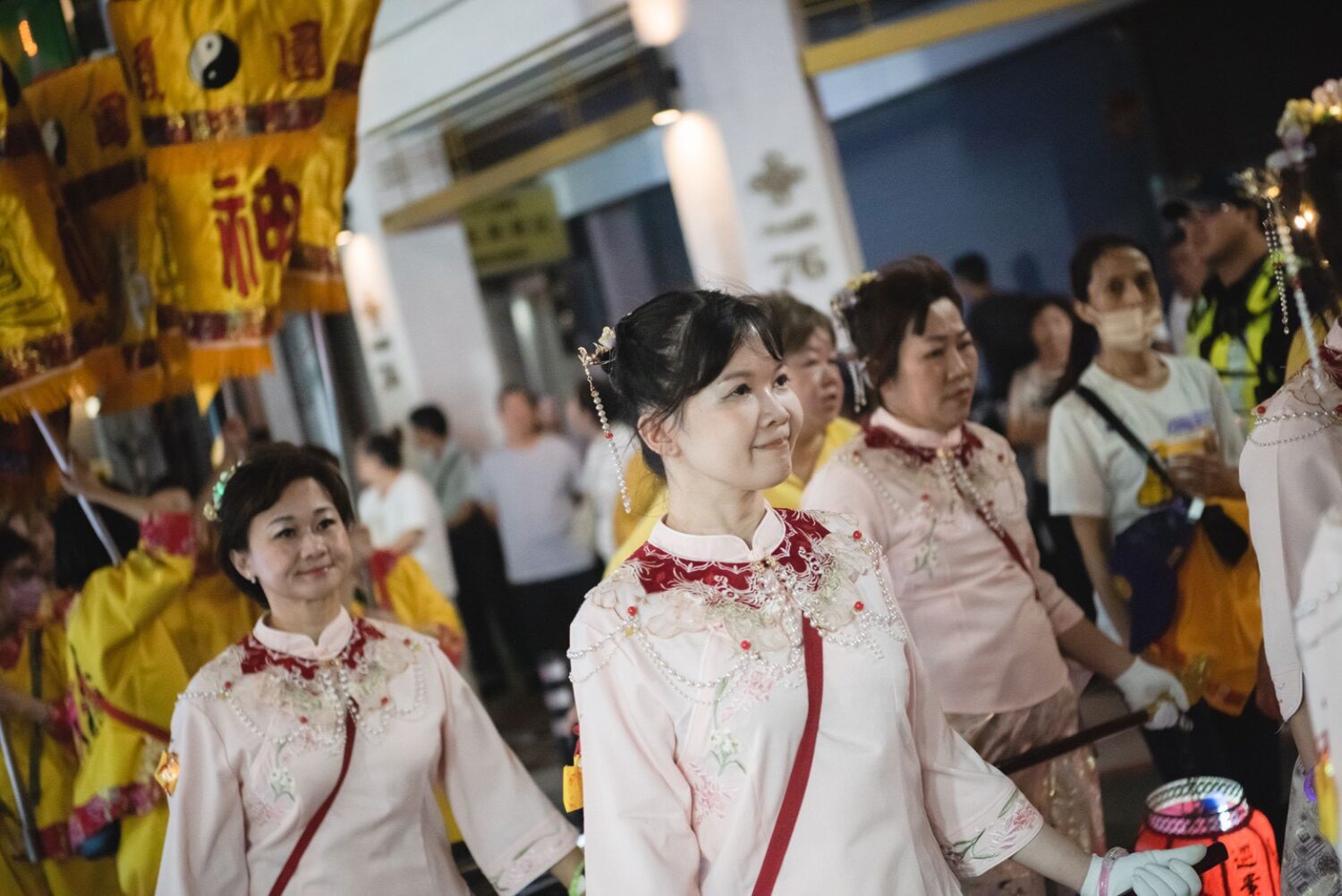 提燈玉女志工的胡栩菲感謝太子爺救回一歲半愛女，故親自追隨太子爺，回報恩情。（圖／桃園護國宮提供）