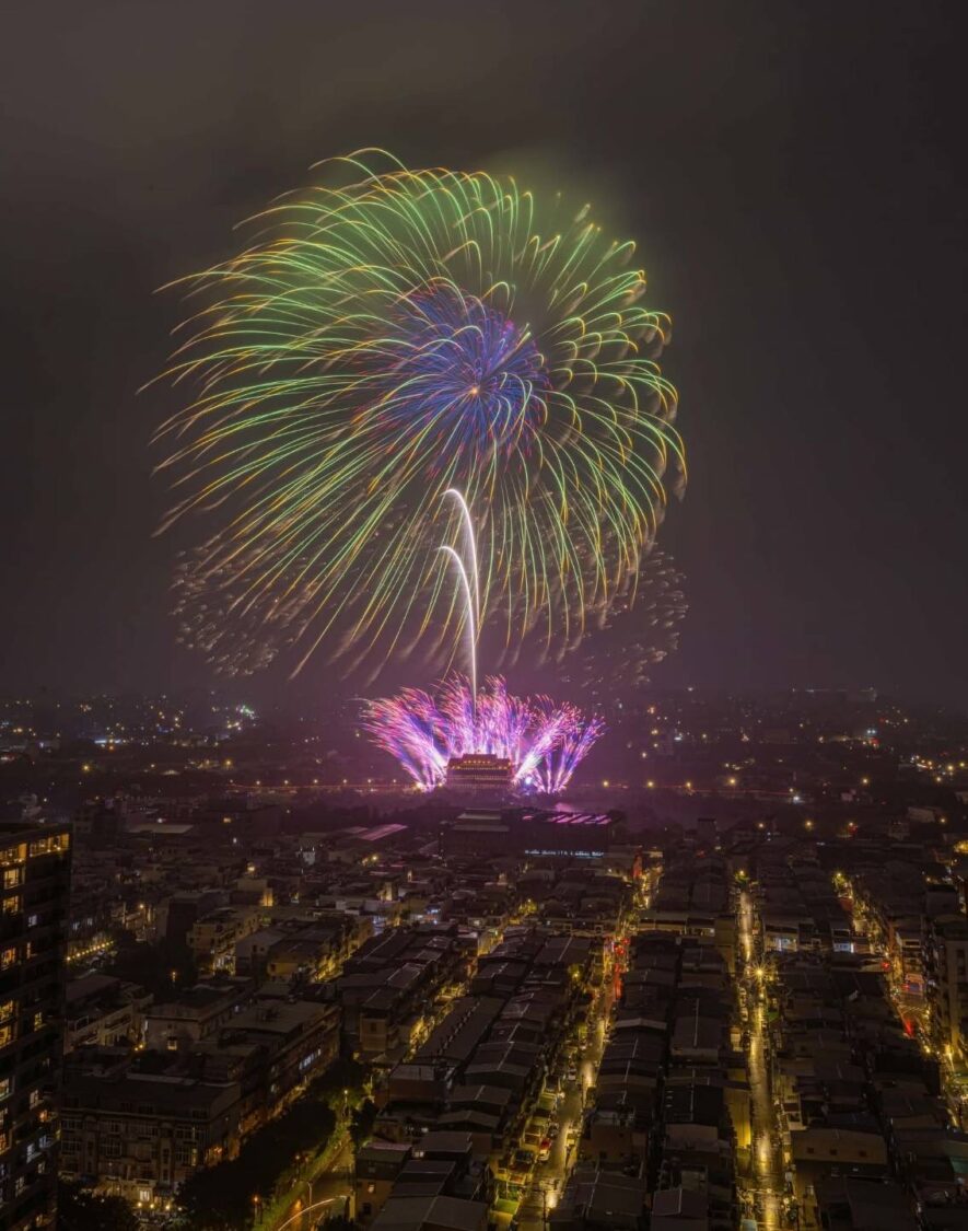 風雨吹不散信眾 桃園護國宮「五夜暗訪」遶境圓滿回鑾 桃園護國宮施放長達180秒宮廟主建築煙火,今年加寬到200米,視野更寬敞,照亮絢爛夜空。(圖/桃園護國宮提供)