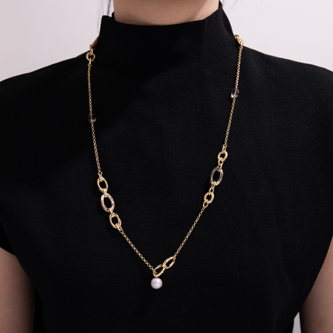 OLIVIA YAO JEWELLERY秉持 Never settle for less.，以金工捕捉時間的痕跡，將感知融入日常。（圖／OLIVIA YAO JEWELLERY提供）
