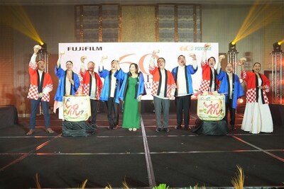 富士軟片商業創新公司高管與嘉賓在清酒鏡開儀式上舉杯同慶 富士軟片商業創新公司高管與嘉賓在清酒鏡開儀式上舉杯同慶