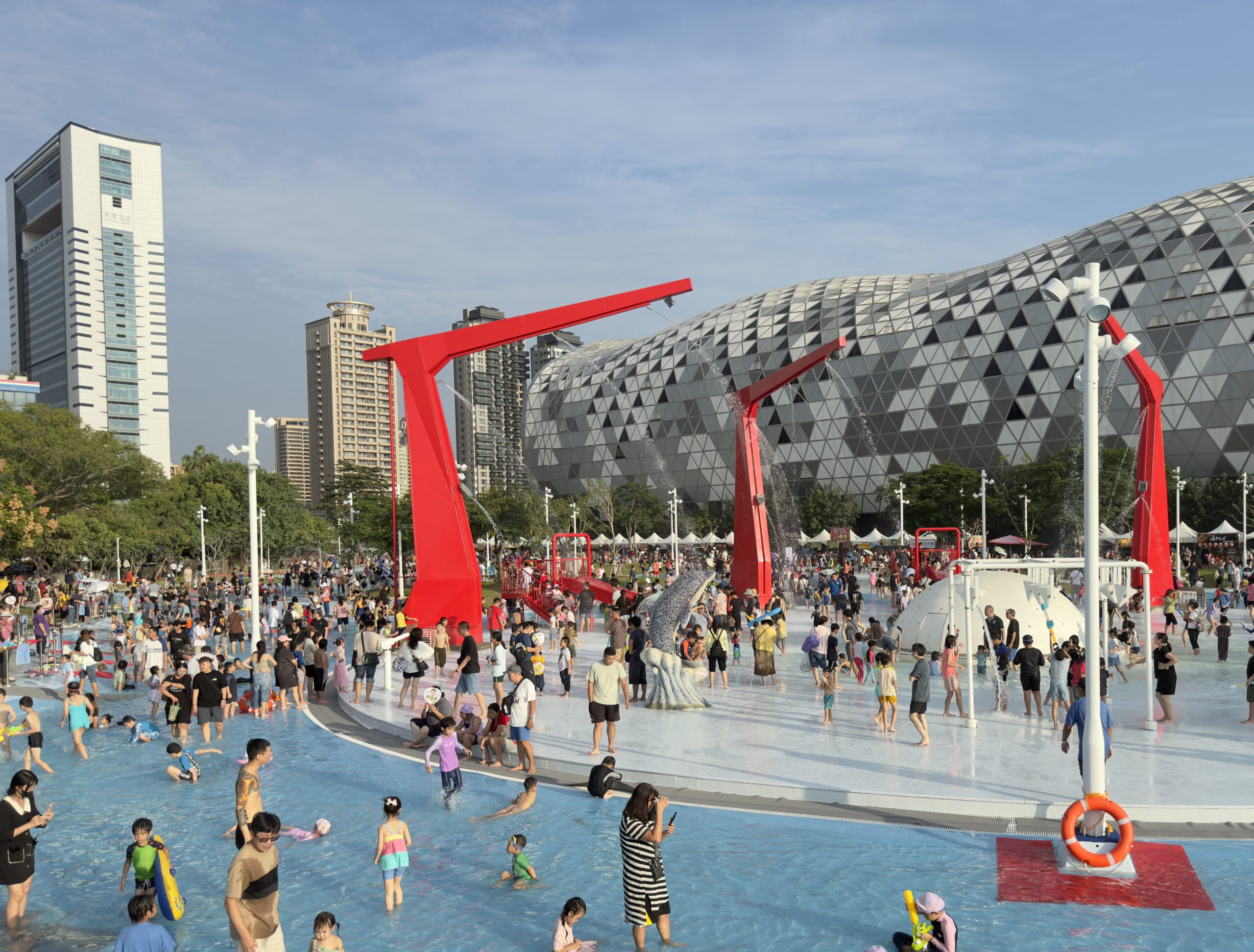 高雄海洋派對閃亮登場　連續假期嗨翻港灣