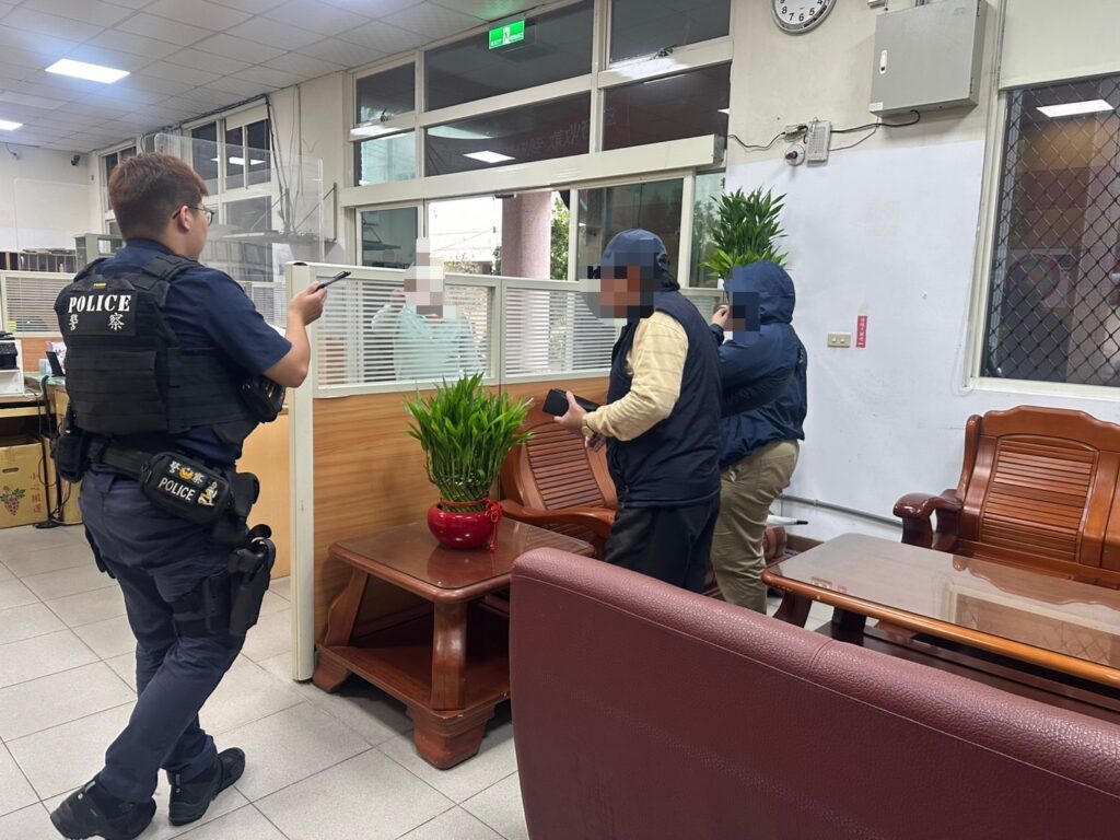 警方安撫楊女情緒並聯繫家屬至所。(圖/記者薛秀蓮 翻攝)