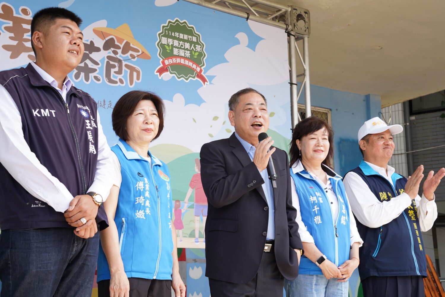 東方美人節2025茶香登場 峨眉湖畔茶文化×親子健走掀秋日熱潮 副縣長陳見賢(中)於開幕典禮致詞時表示,將持續推動峨眉茶產業升級與永續發展,讓「東方美人茶」成為新竹縣的文化象徵與國際亮點。(圖/記者林照東翻攝)