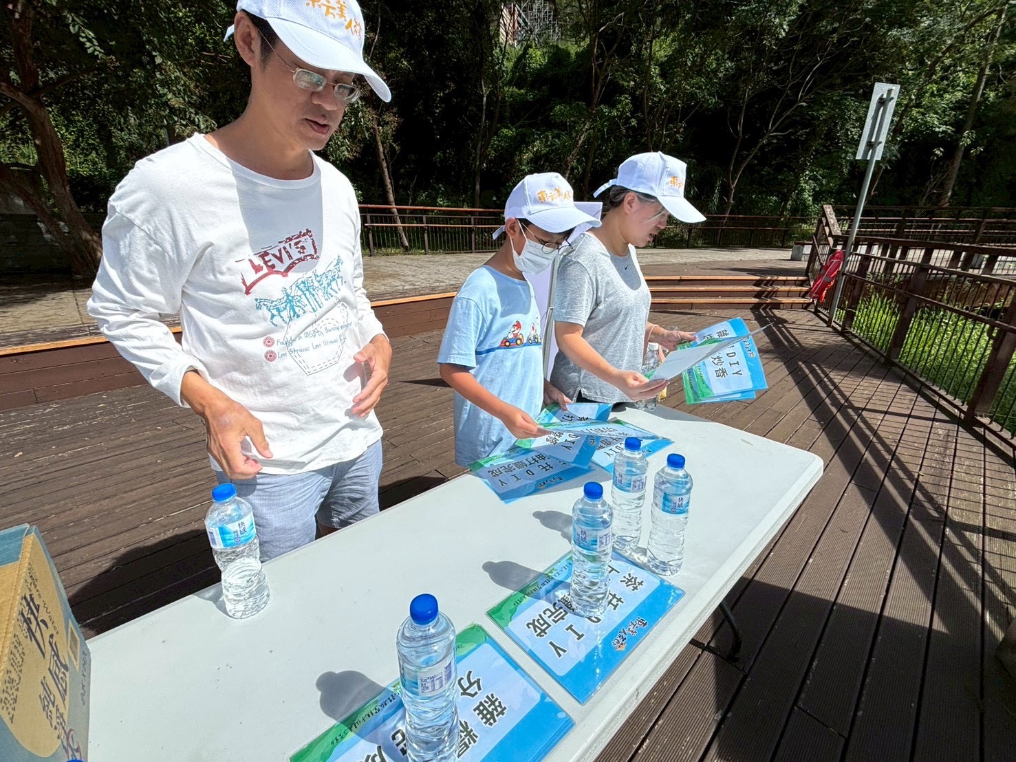 東方美人節2025茶香登場 峨眉湖畔茶文化×親子健走掀秋日熱潮 健走活動沿途設置闖關站,參與民眾完成任務可兌換摸彩券,大小朋友在藍天下歡笑互動,體驗峨眉茶鄉的親子樂趣與文化魅力。(圖/記者林照東翻攝)