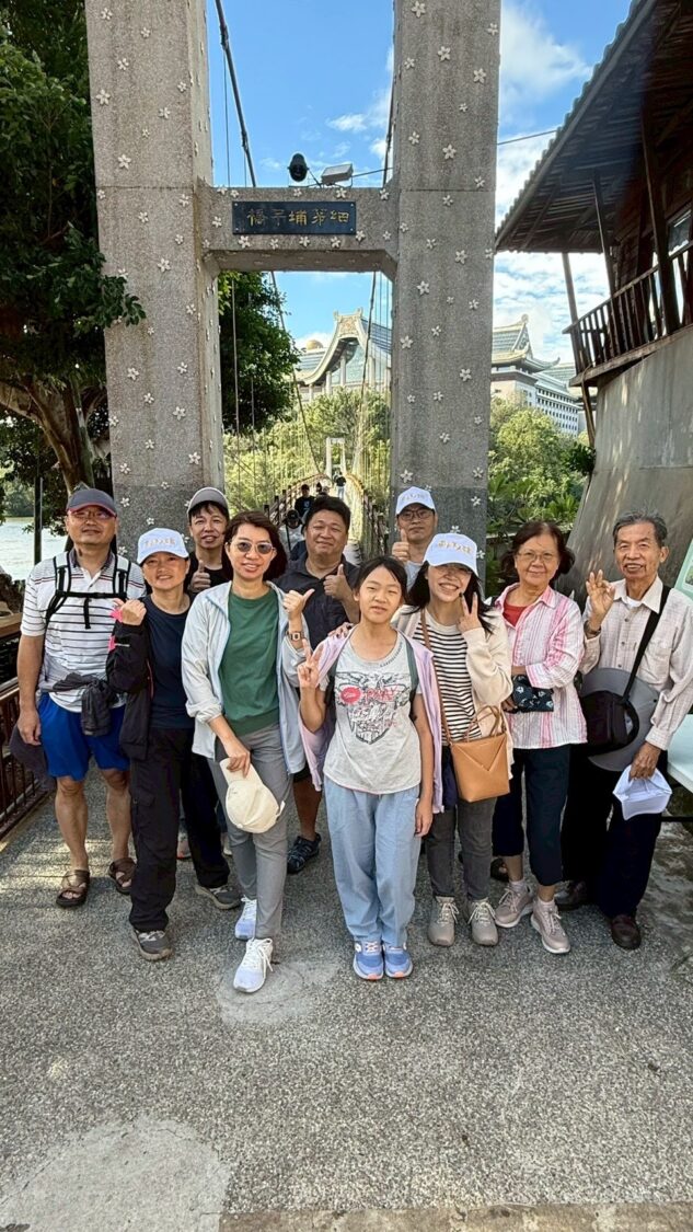 東方美人節2025茶香登場 峨眉湖畔茶文化×親子健走掀秋日熱潮 「走一圈峨眉湖、集一圈幸福章」健走活動吸引上百位民眾熱情參與,民眾於湖畔吊橋前合影留念,感受茶香與山水交織的秋日美景。(圖/記者林照東翻攝)