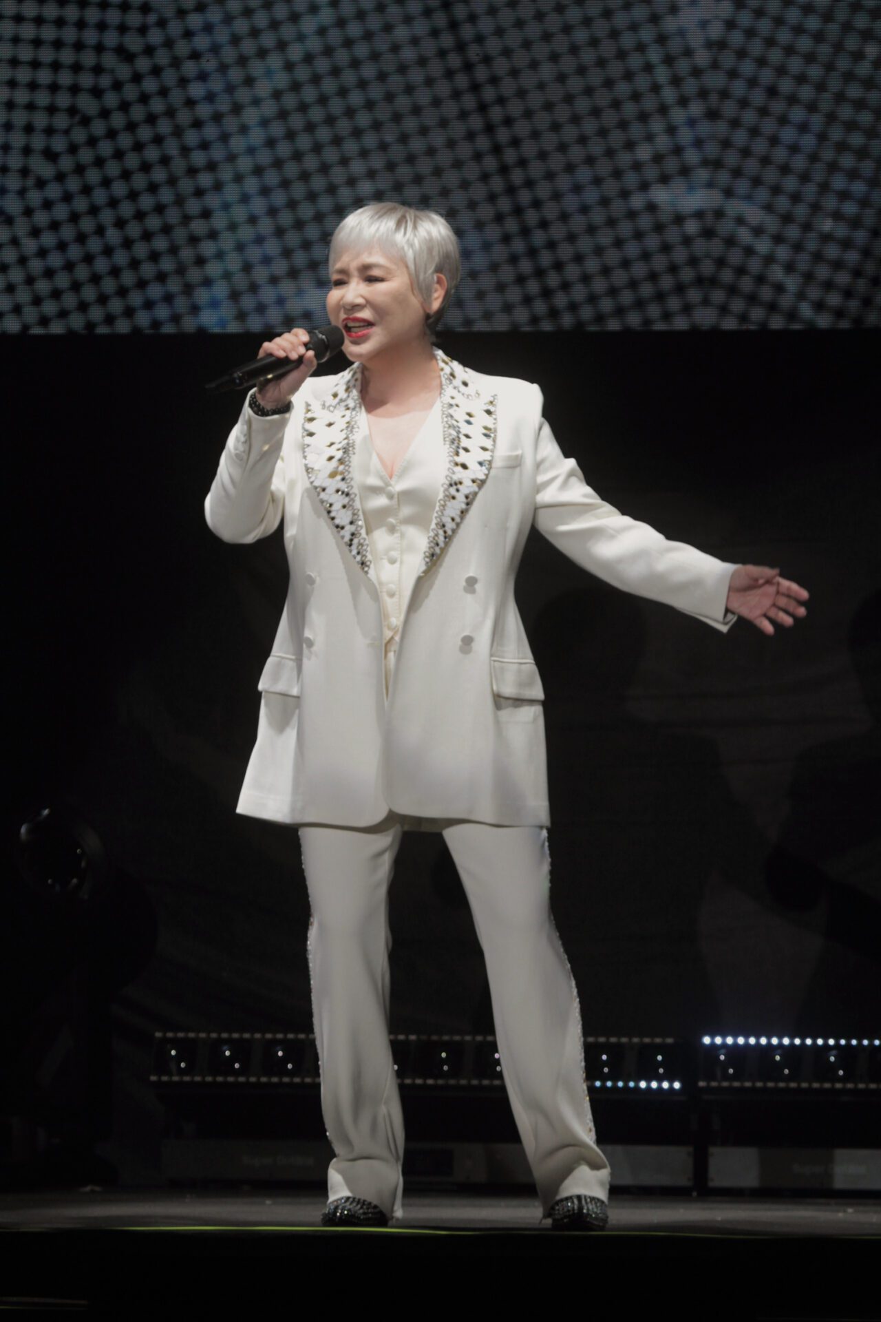 黃小琥台中場大腿舞與全民共舞 開場燈十次只為看清觀眾臉 黃小琥台中場大腿舞與全民共舞 開場燈十次只為看清觀眾臉