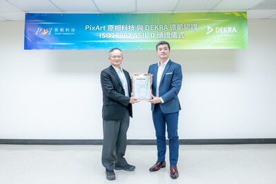 DEKRA德凱台灣董事總經理李俊儀(右)頒發ISO 26262 ASIL-D 功能安全流程認證證書予原相科技董事長暨總經理黃森煌 DEKRA德凱台灣董事總經理李俊儀(右)頒發ISO 26262 ASIL-D 功能安全流程認證證書予原相科技董事長暨總經理黃森煌