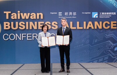 經濟部政務次長江文若(左)與藝康台灣總經理塗溥仁(右)共同簽署投資意向書。 經濟部政務次長江文若(左)與藝康台灣總經理塗溥仁(右)共同簽署投資意向書。