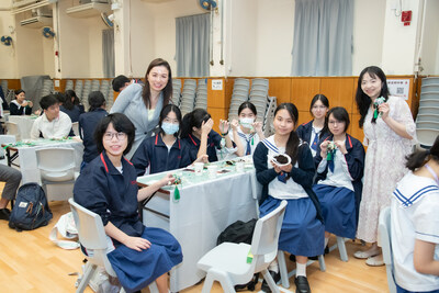 學生們將咖啡渣變身為辟味包，從中了解循環再用的概念。