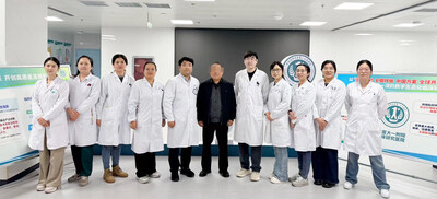 全球首例接受APOC3基因編輯治療（正序生物CS-121注射液）的高血脂患者（右5）完成給藥並順利出院