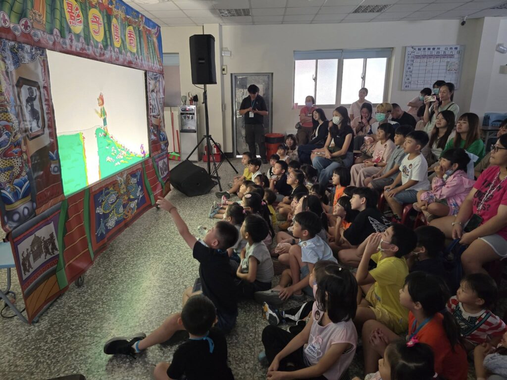 「花創文化月」系列活動11月登場 皮影戲、國樂、特技、市集 感受在地文化生命力 6 %E5%9C%963 %E7%9A%AE%E5%BD%B1%E6%88%B2%E6%BC%94%E5%87%BA%E5%AD%A9%E5%AD%90%E5%80%91%E7%9B%AE%E4%B8%8D%E8%BD%89%E7%9D%9B %E8%8A%B1%E8%93%AE%E6%96%87%E5%89%B5%E5%9C%92%E5%8D%80%E6%8F%90%E4%BE%9B 0