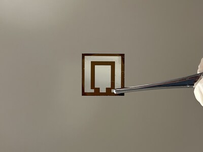 圖為本課題所製備的面積為1平方厘米的反式鈣鈦礦太陽能電池。