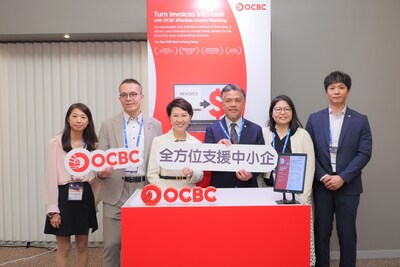 OCBC華僑銀行香港和香港貨品編碼協會的代表共同支持首家受益於簡易發票融資服務的中小企業。