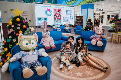 「達菲與好友聖誕小屋」活動區以溫馨聖誕場景及冬日造型達菲與好友玩偶迎接粉絲,打造最療癒的節日打卡體驗。 「達菲與好友聖誕小屋」活動區以溫馨聖誕場景及冬日造型達菲與好友玩偶迎接粉絲,打造最療癒的節日打卡體驗。