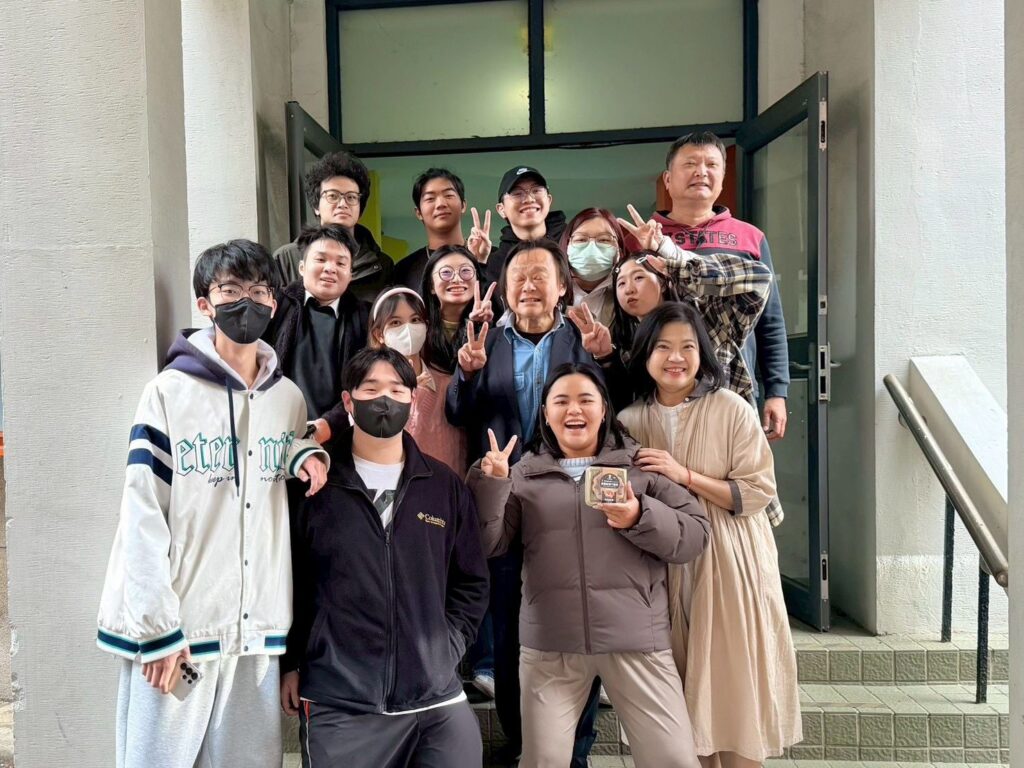 圖：王世堅委員的進場引發了全校學生的高潮，學生們的尖叫聲簡直可以蓋過校園的鐘聲！（台北海大提供）