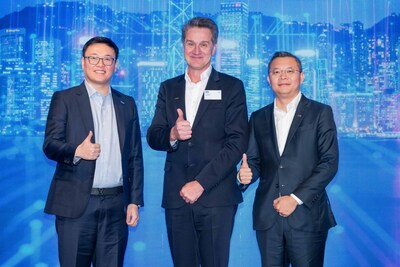 左起：通力大中華區總裁包嘉峰先生、通力集團總裁兼首席執行官 Philippe Delorme 先生及 通力大中華區大灣區高級副總裁香港董事總經理謝佶雋先生