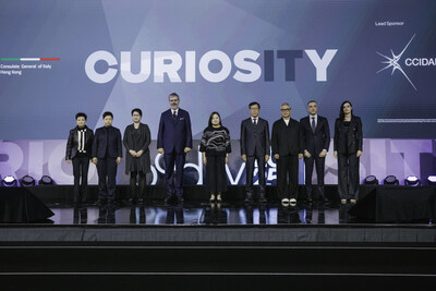 以 「好奇 • 激發設計創新」為主題的設計營商周2025峰會，昨日（3日）於香港會議展覽中心開幕，由香港特別行政區政府文化體育及旅遊局局長羅淑佩女士，JP、意大利駐華大使安博思先生、香港設計中心董事會主席勞建青先生，以及香港貿易發展局總裁張淑芬女士共同主禮。