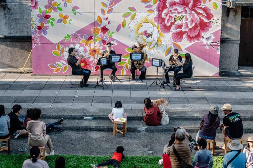 第三屆「2025毛孩銅樂會」音樂飄揚冬日花創 結合銅管、爵士與毛孩市集,打造東部寵物友善藝文指標 3 NTSO%E8%87%BA%E7%81%A3%E9%9D%92%E5%B9%B4%E4%BA%A4%E9%9F%BF%E6%A8%82%E5%9C%98 %E9%8A%85%E7%AE%A1%E4%BA%94%E9%87%8D%E5%A5%8F%E6%BC%94%E5%87%BA%E3%80%82%E5%9C%96 %E8%8A%B1%E8%93%AE%E6%96%87%E5%89%B5%E5%9C%92%E5%8D%80%E6%8F%90%E4%BE%9B