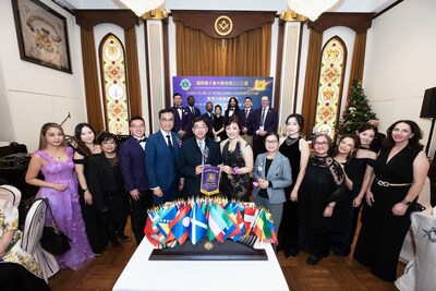 香港大都會獅子會獅友與區總監梁鳳華獅姐（前左八），嘉賓高永文醫生(前左六)及陸志聰醫生(前左五)合照 。