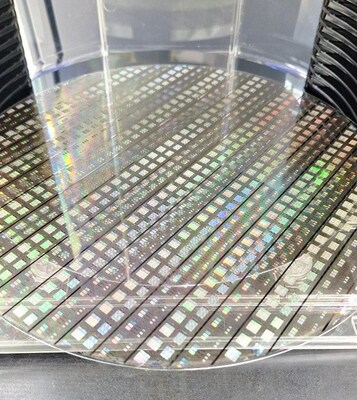 來源:MetaOptics Ltd自行設計的12吋玻璃晶圓上的矩形超透鏡展示圖 來源:MetaOptics Ltd自行設計的12吋玻璃晶圓上的矩形超透鏡展示圖