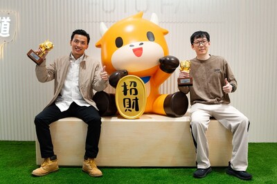 大賽全球總冠軍Zachary Zhong與全球總季軍Ambrose手持金牛獎杯於富途香港實體店頒獎現場合影