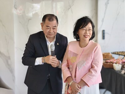 中科之父陳明德(左)與《圓.生寓境》創作者總裁畫家江屘菊(右)於開幕茶會分享創作理念,以「圓滿能量」象徵生活中的光與力量,為熊圖敘 DOS 空間注入柔韌且溫暖的藝術氣質。張哲維攝 中科之父陳明德(左)與《圓.生寓境》創作者總裁畫家江屘菊(右)於開幕茶會分享創作理念,以「圓滿能量」象徵生活中的光與力量,為熊圖敘 DOS 空間注入柔韌且溫暖的藝術氣質。張哲維攝