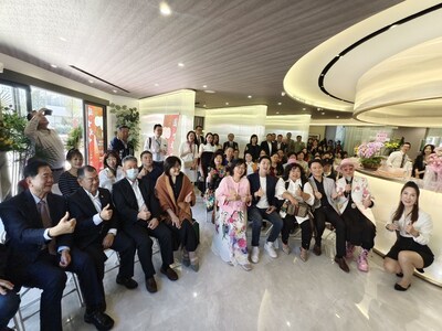 《圓.生寓境》個展於熊圖敘 DOS 接待中心揭幕,吸引立法委員廖偉翔與各界貴賓到場,共同見證建築與藝術跨界共融的生活美學場域。張哲維攝 《圓.生寓境》個展於熊圖敘 DOS 接待中心揭幕,吸引立法委員廖偉翔與各界貴賓到場,共同見證建築與藝術跨界共融的生活美學場域。張哲維攝